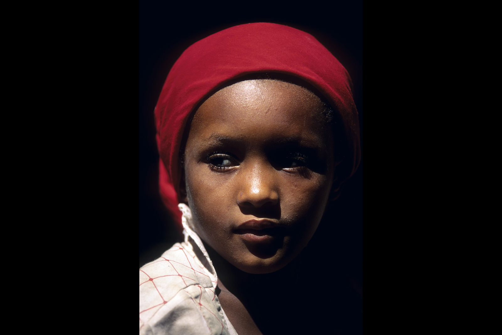 Fillette portant un foulard rouge au Yémen en 1997