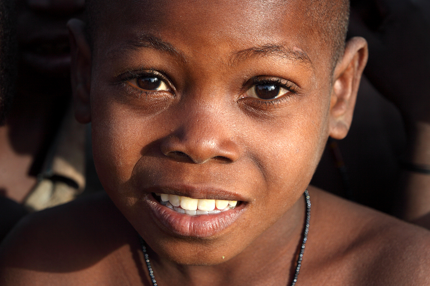 Portrait d’un enfant au regard complice au Bénin en 2011
