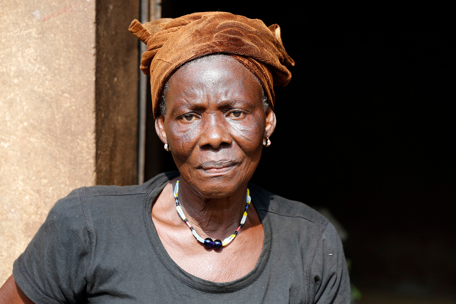 Portrait d’une femme au regard intense et pénétrant au Bénin en 2013