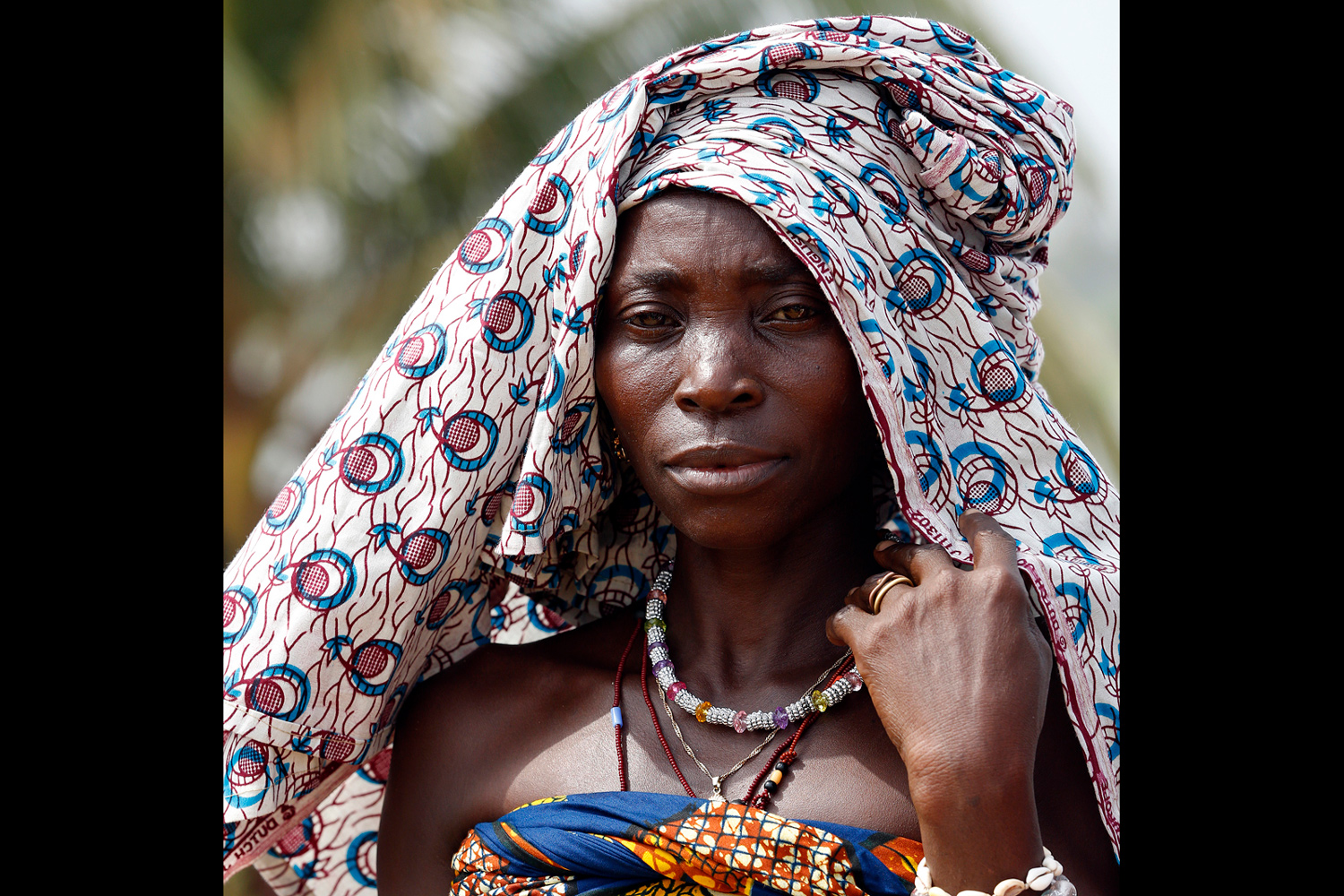 Femme apprêtée pour une fête des religions endogènes à Grand-Popo au Bénin en 2013