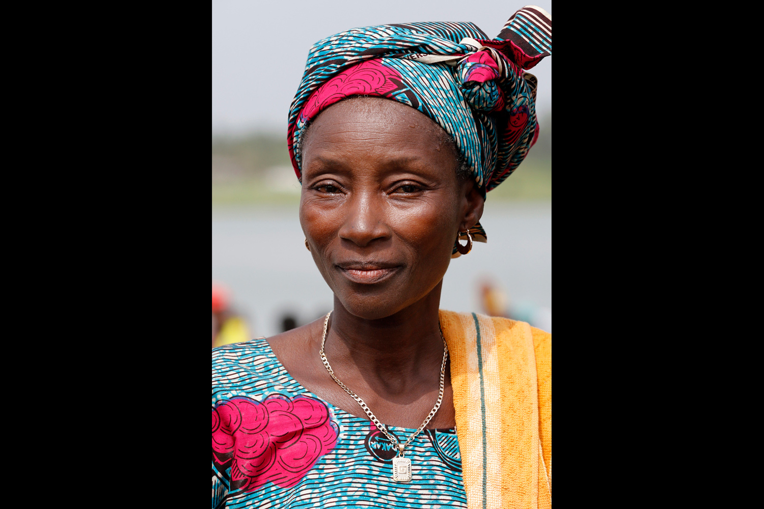 Femme apprêtée pour une fête des religions endogènes à Grand-Popo au Bénin en 2013