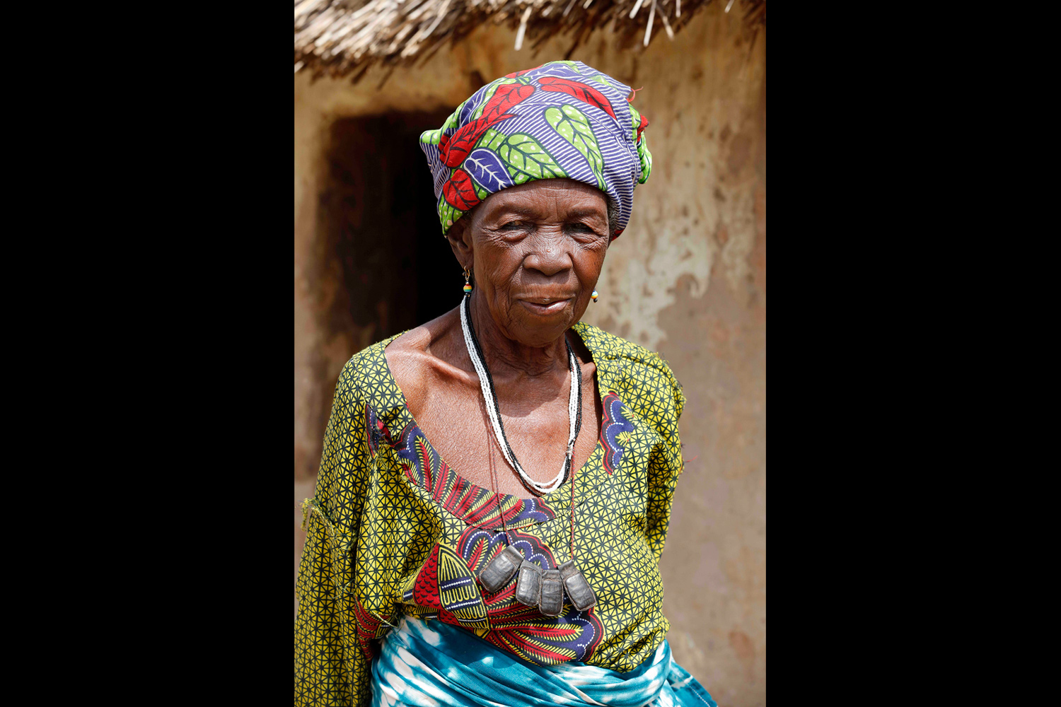 Vieille femme tradi-praticienne au Bénin en 2013