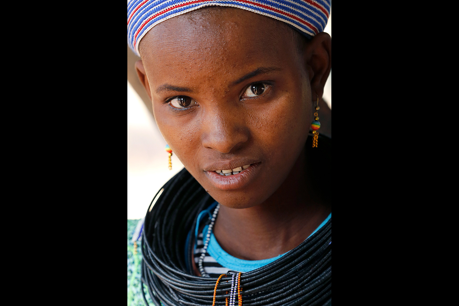 Portrait d’une femme peule portant des bijoux traditionnels au Bénin en 2013