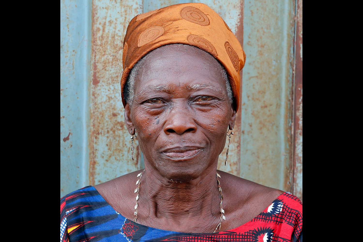 Portrait d’une vieille femme apprêtée au Bénin en 2013