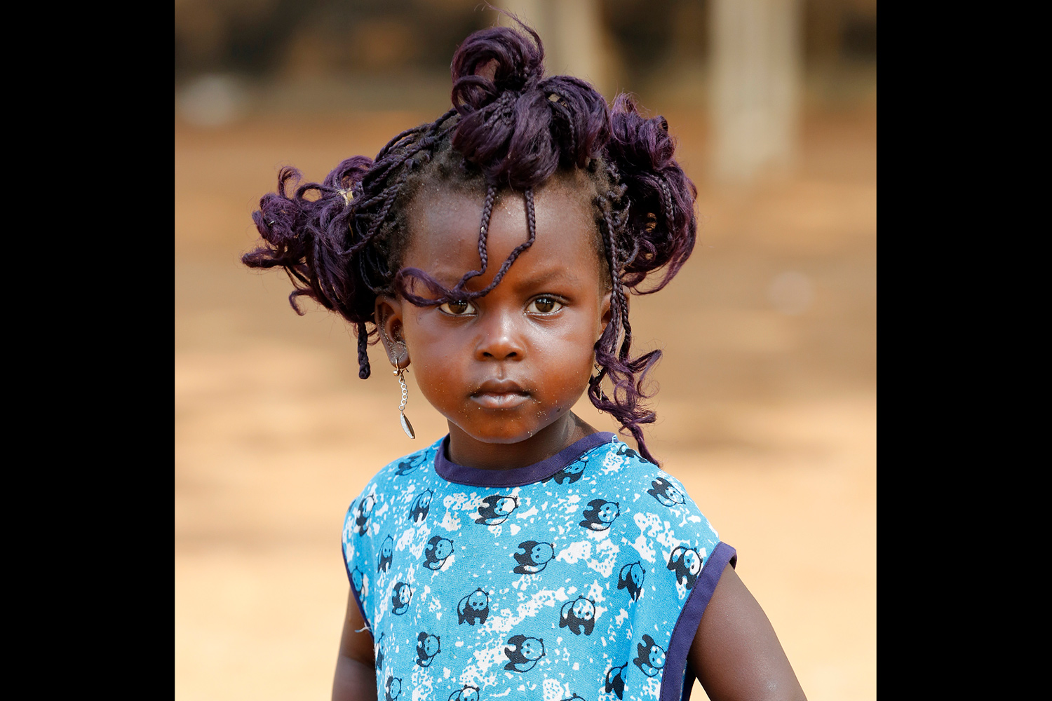 Portrait d’une fillette à la coiffure raffinée au Bénin en 2013