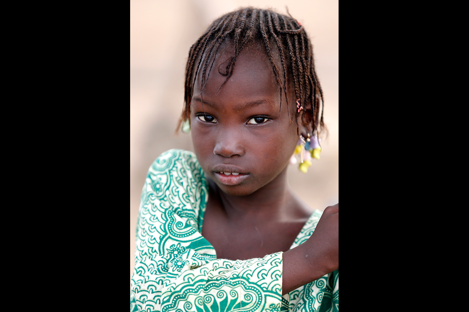 Portrait d’une jeune fille avec de fines nattes au Bénin en 2013