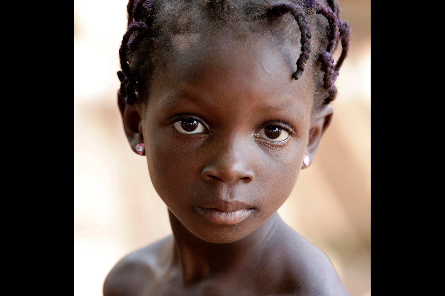Portrait d’une jeune fille au regard tendre au Bénin en 2011