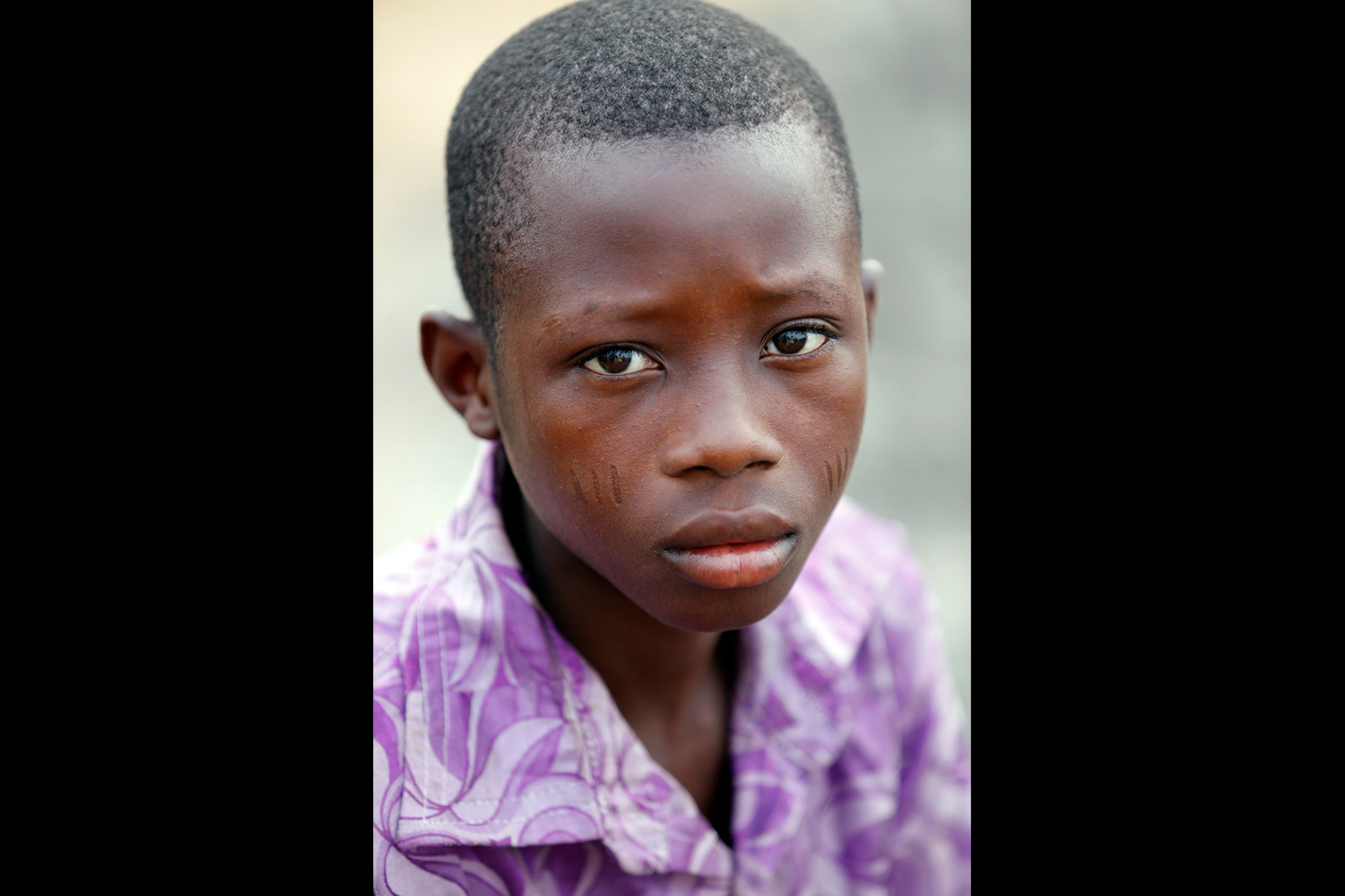 Portrait d’un garçon portant des scarifications au Bénin en 2013