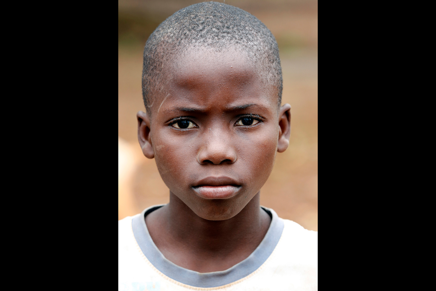 Portrait d’un garçon au regard intense au Bénin en 2013