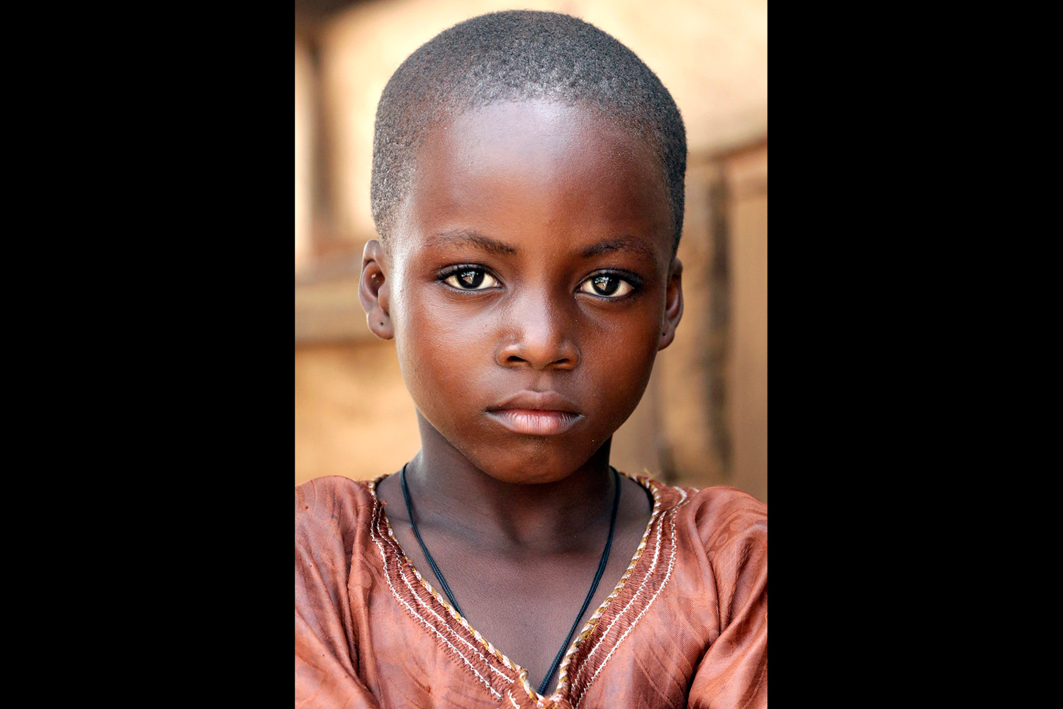 Portrait d’un garçon au regard intense au Bénin en 2015