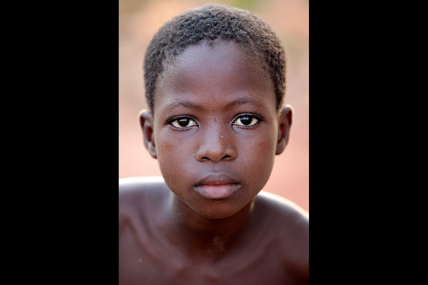 Portrait d’un garçon au regard intense au Bénin en 2011