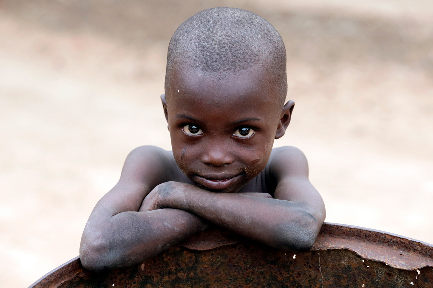Portrait d’un garçon au regard complice au Bénin en 2015