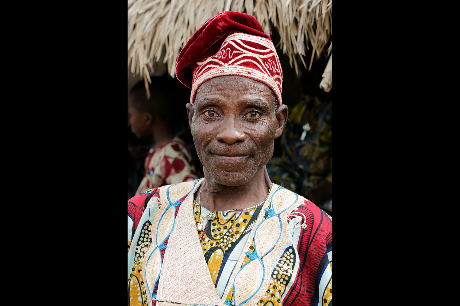 Homme portant un gôbi traditionnel comme coiffe au Bénin en 2013
