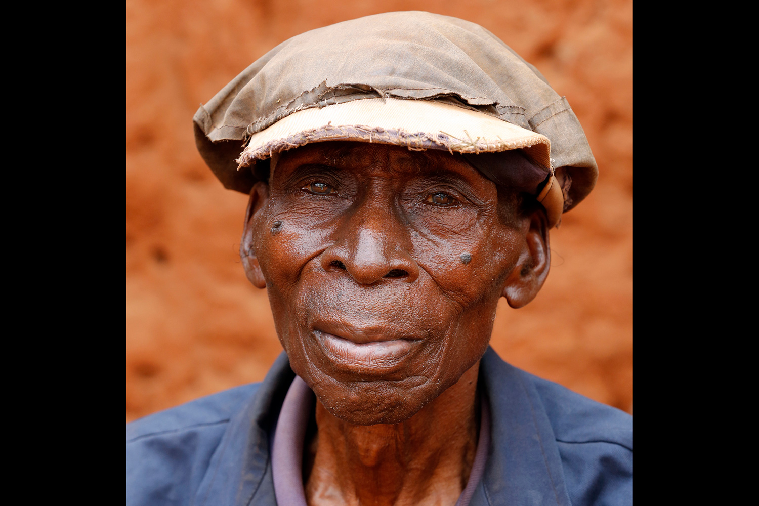 Portrait d’un vieil homme au regard affectueux au Bénin en 2013