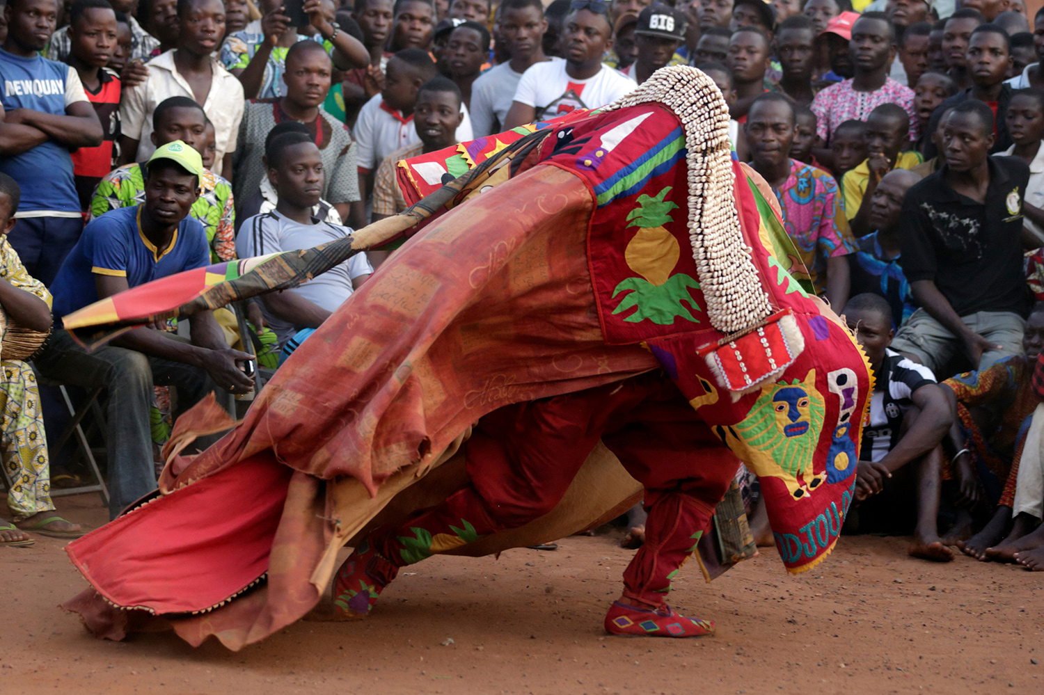 Initié portant un masque Egun-gun lors d’une cérémonie vaudou au Bénin en 2015