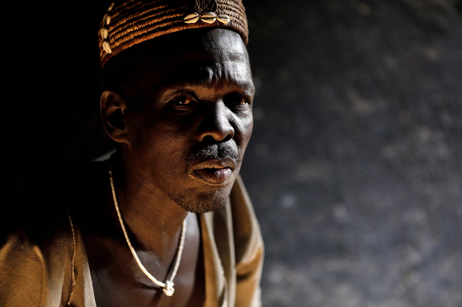 Chef traditionnel du village de Boukoumbé au Bénin en 2017 devant une tata