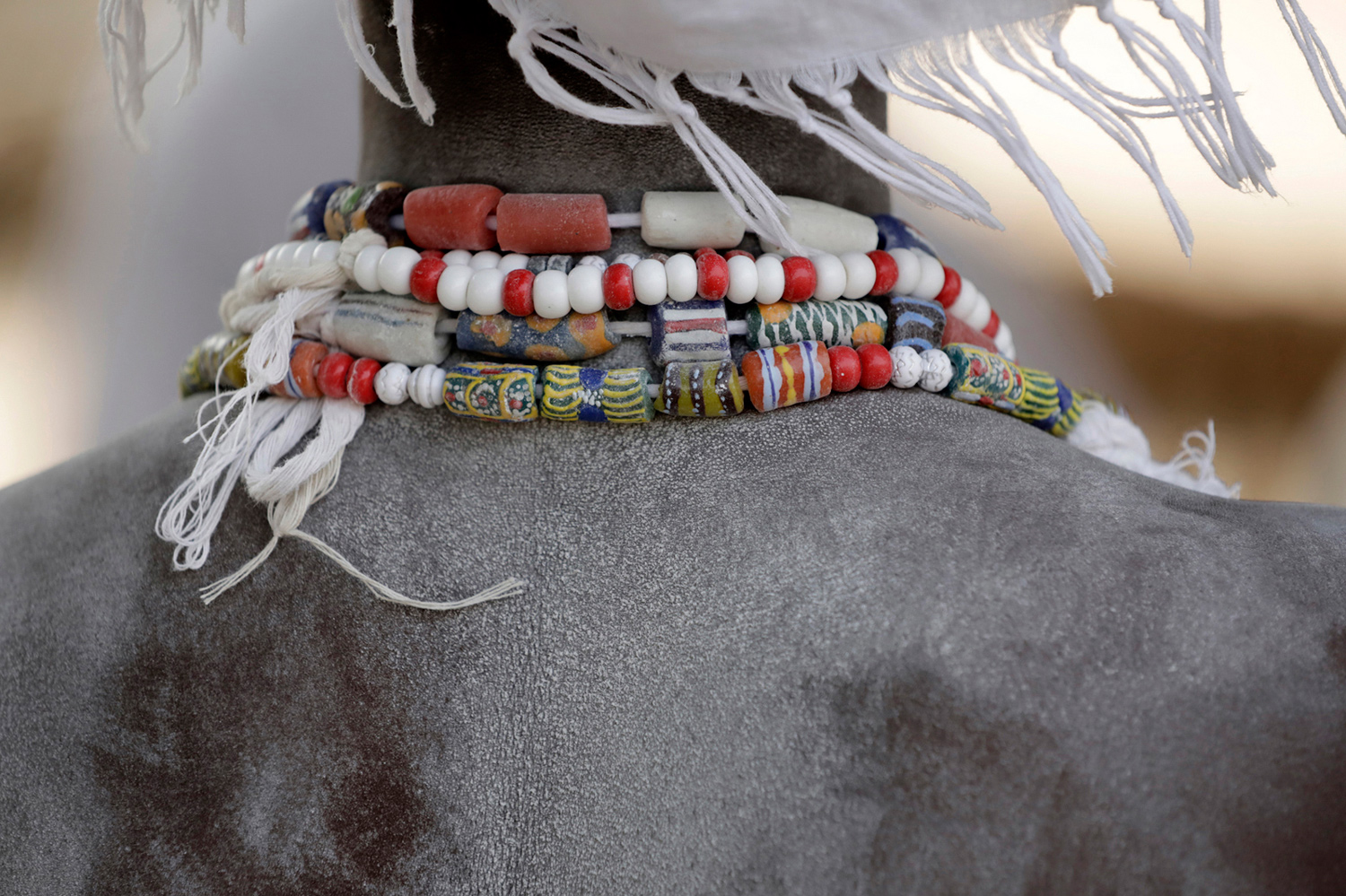 Détail de colliers d’une prêtresse du culte Mami Wata au Bénin en 2017