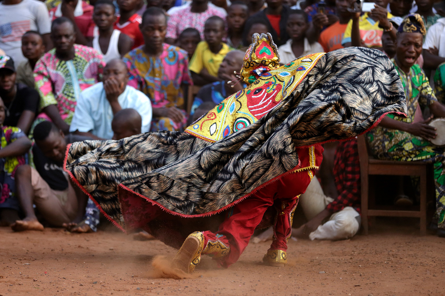 Initié portant un masque Egun-gun en danse rituelle au Bénin en 2015