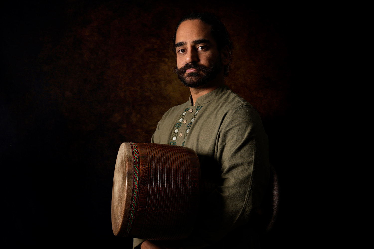 Ershad Tehrani tenant un tombak lors d’un shooting en 2024 pour le Japanistan Trio