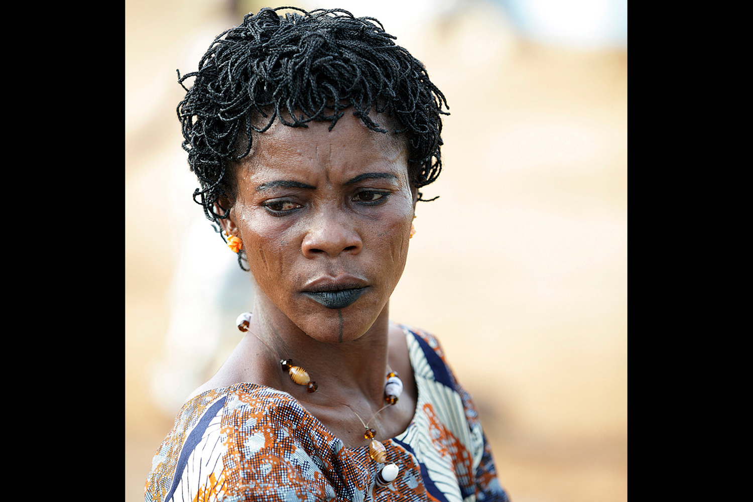 Femme initiée dansant lors d’une cérémonie Zangbéto au Bénin en 2011