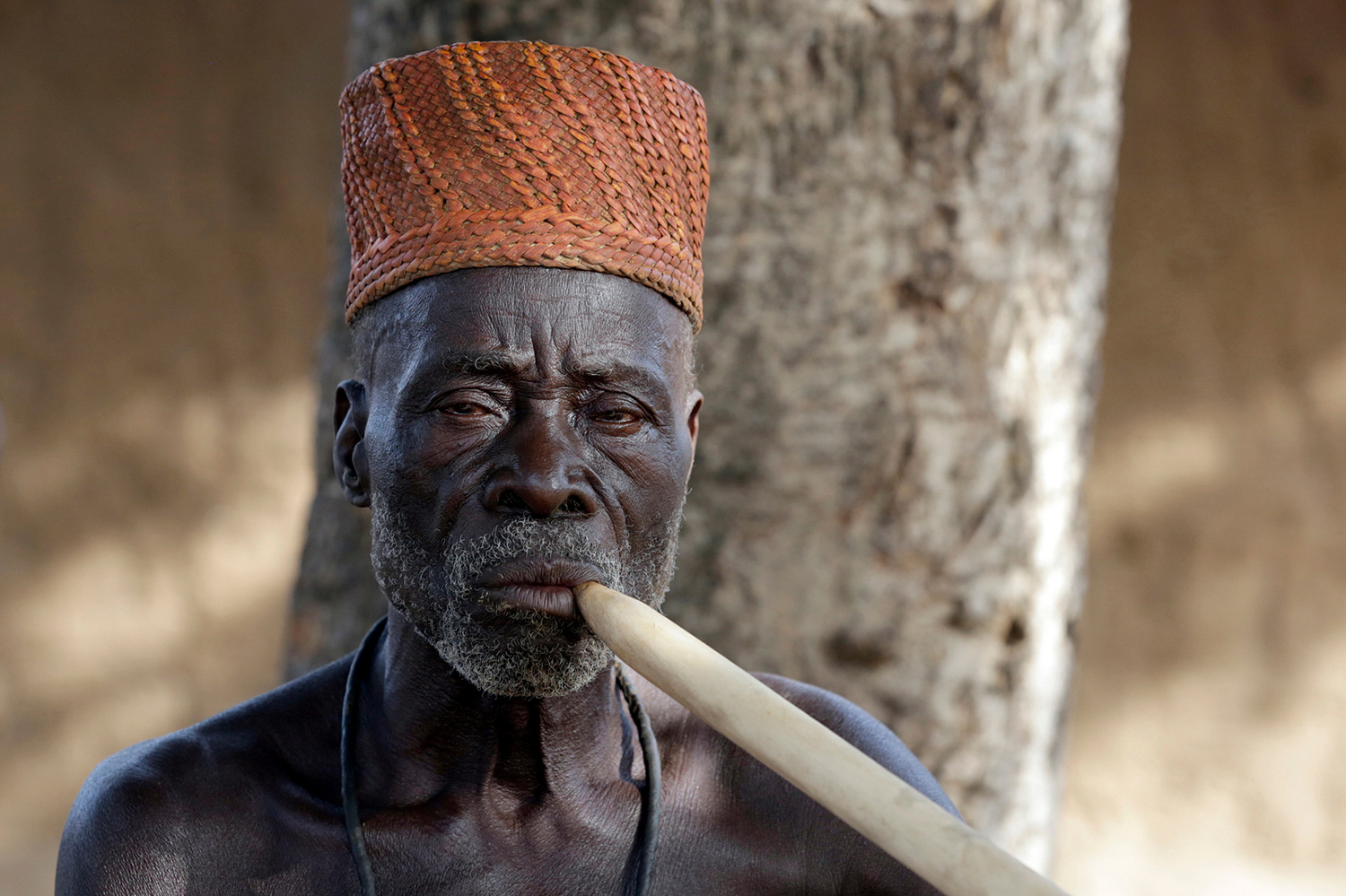 Féticheur tenant une pipe rituelle dans le village de Tanéka Koko au Bénin en 2015