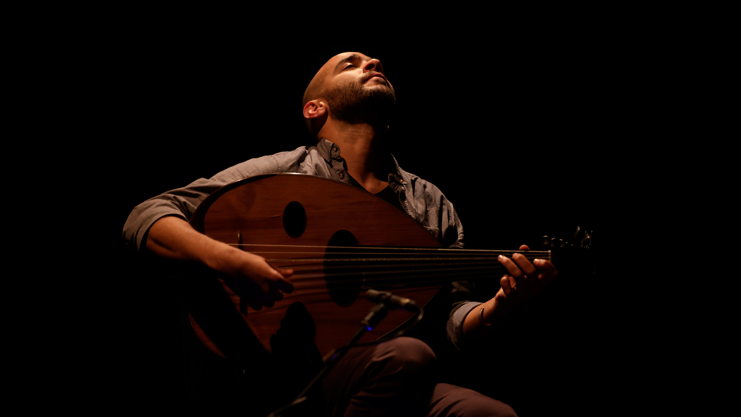 Le joueur de oud Mohamed Abozekry en concert à Fontenay-sous-Bois en 2025