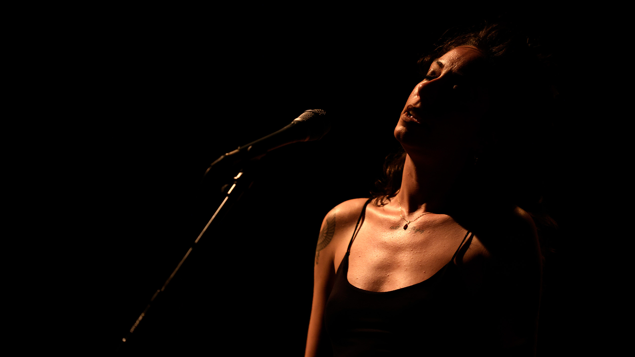 La chanteuse Paloma Pradal en concert au Comptoir Halle Roublot à Fontenay-sous-Bois en 2025