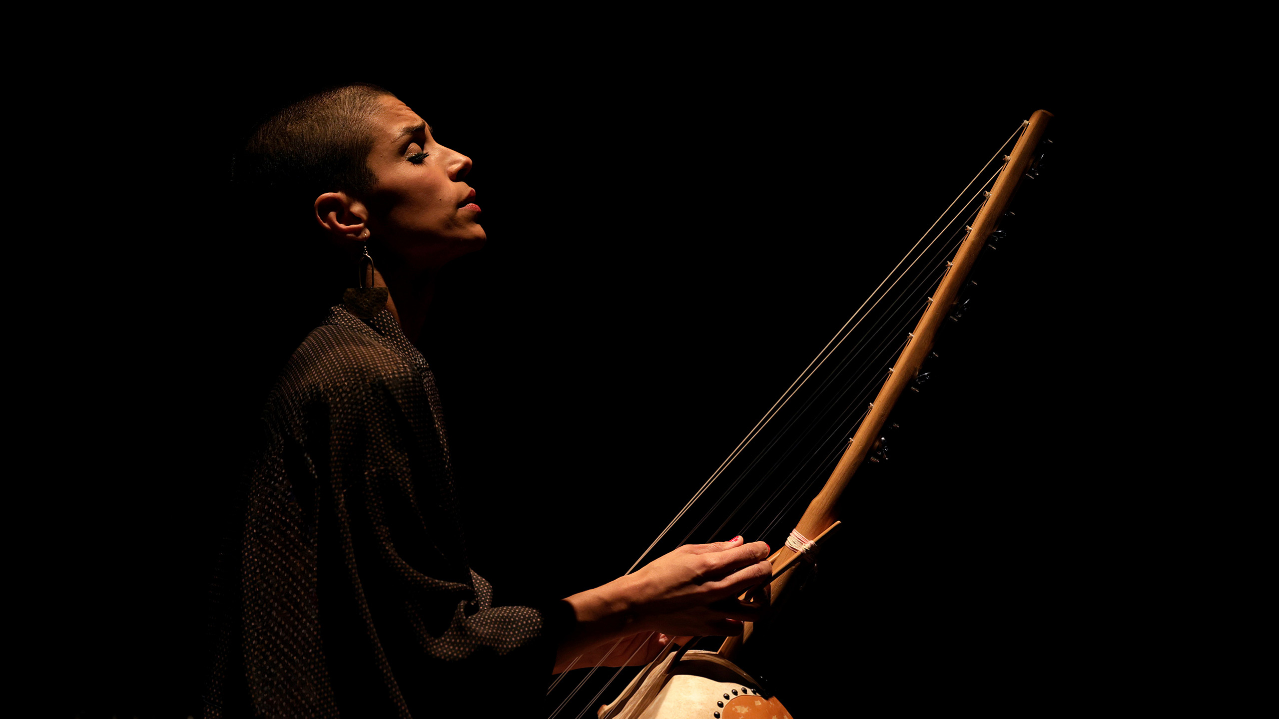 Siân Pottok (voix, kamélé n’goni) en concert au Comptoir Halle Roublot à Fontenay-sous-Bois en 2024