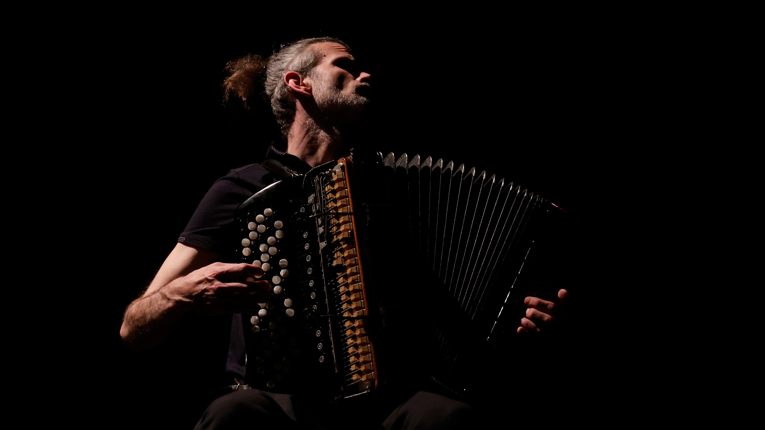 L’accordéoniste Vincent Peirani en concert au Comptoir Halle Roublot à Fontenay-sous-Bois en 2025