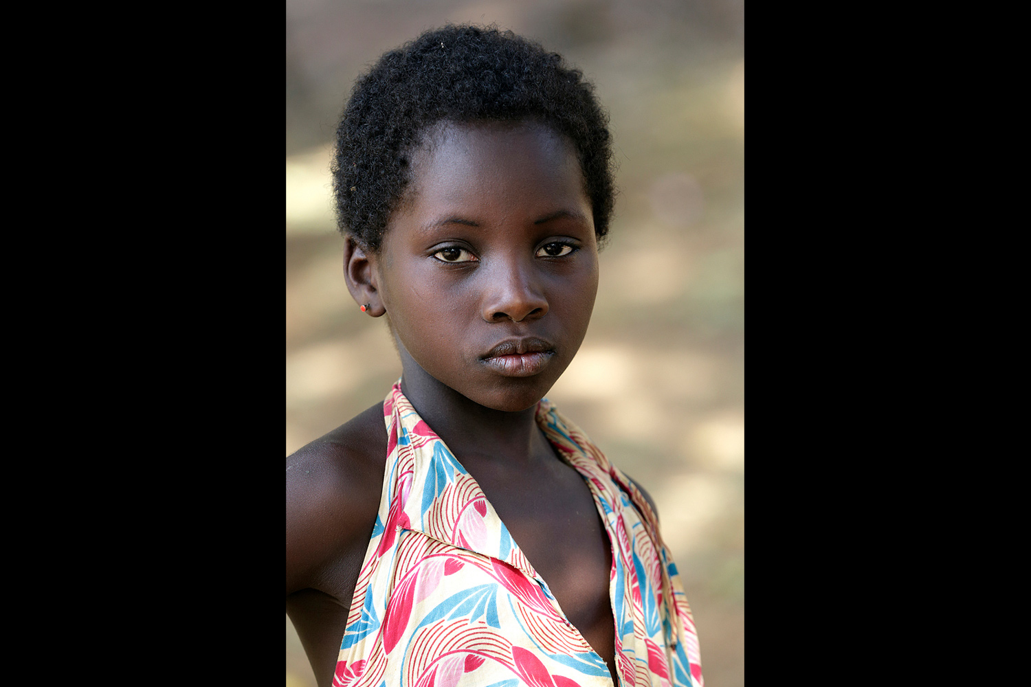 Portrait d’une jeune fille au Bénin en 2015 exprimant une grâce naturelle