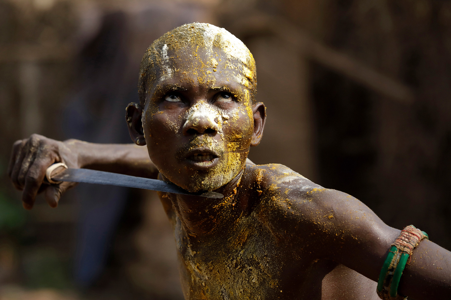 Homme en transe lors d’un rituel vaudou Kokou au Bénin en 2017 avec une dague sous la gorge