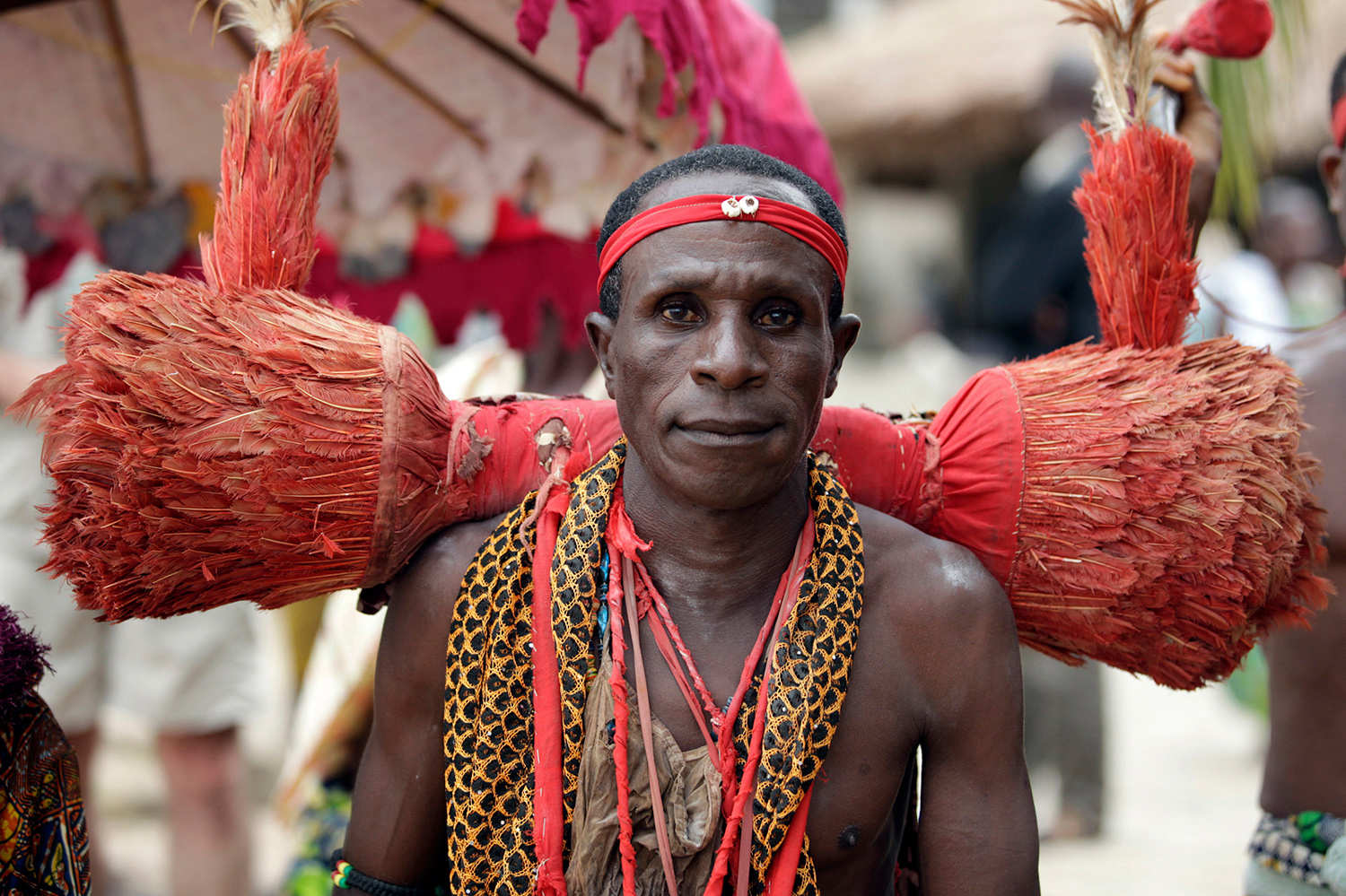 Homme Kponhinto du culte Hèviosso au Bénin en 2011
