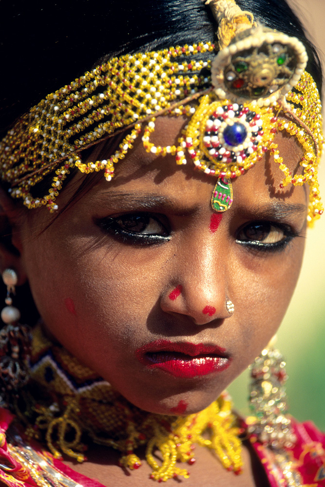 Fillette danseuse à Jodhpur au Rajasthan en Inde en 1995.