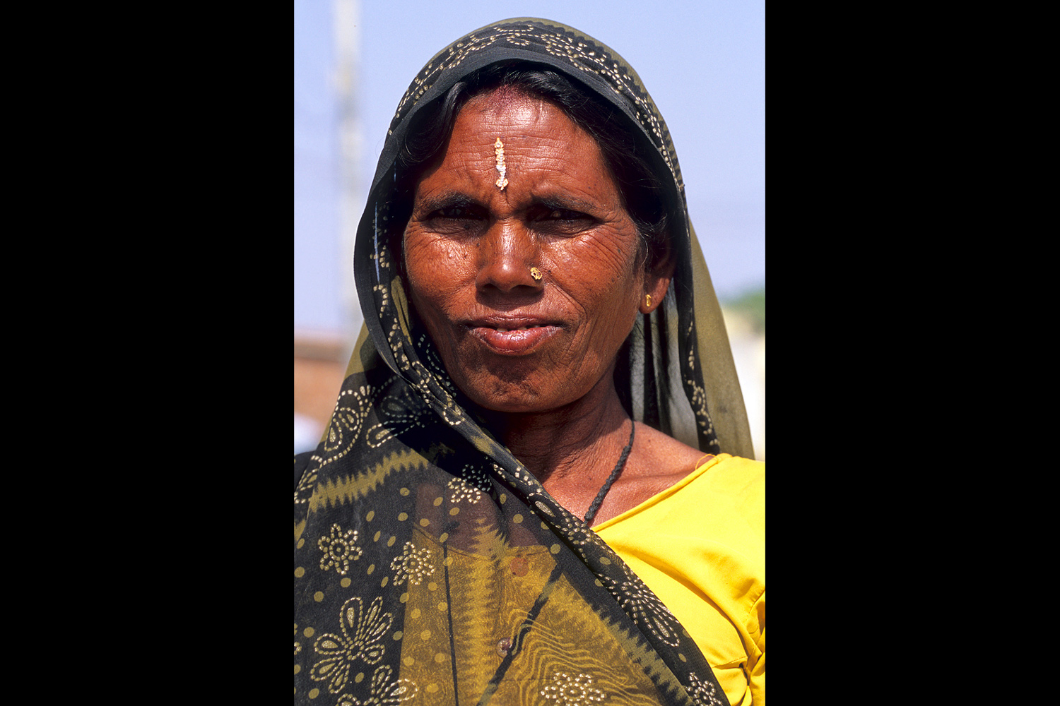 Femme en sari dans la ville de Bodhgaya en Inde en 2005