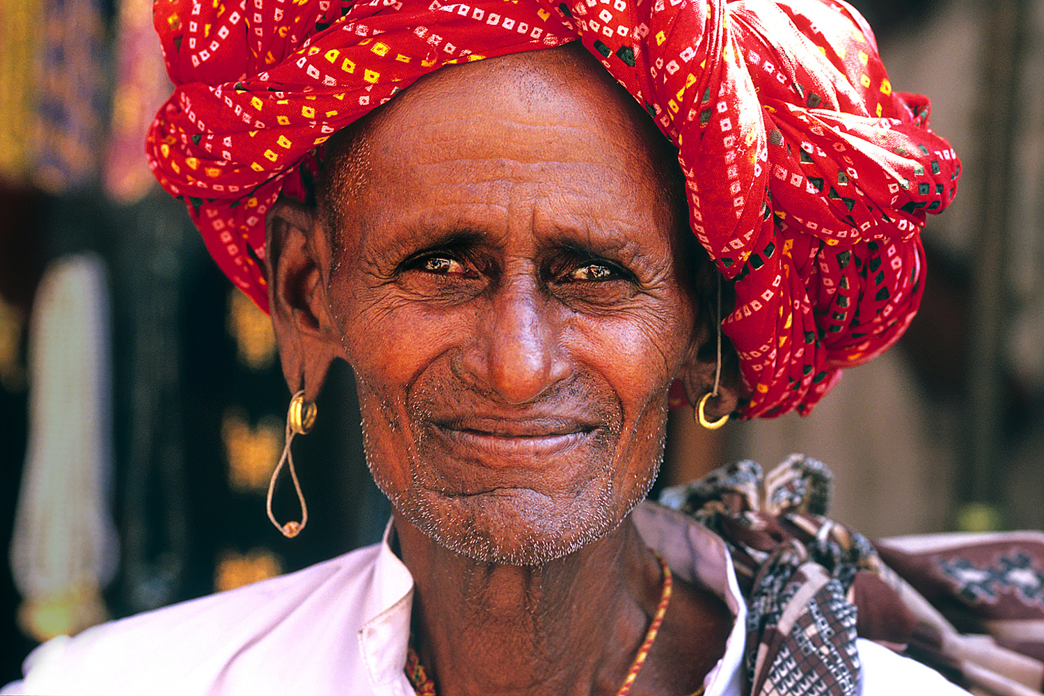 Homme portant un turban du Rajasthan dans la ville d’Haridwar en Inde en 2005