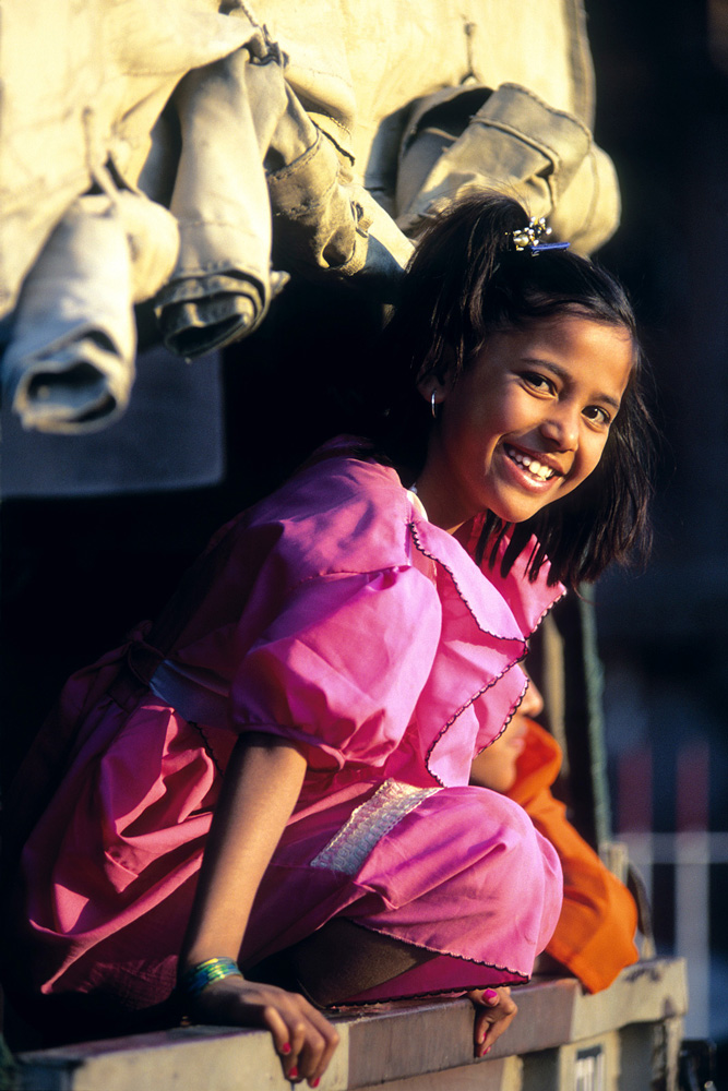 Fillette souriante dans le quartier de la tour de l’Horloge à Jodhpur en Inde en 1995.