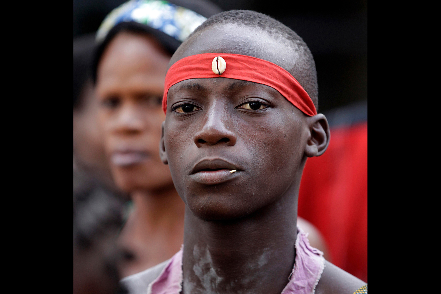 Homme initié portant un bandeau rouge au Bénin en 2011