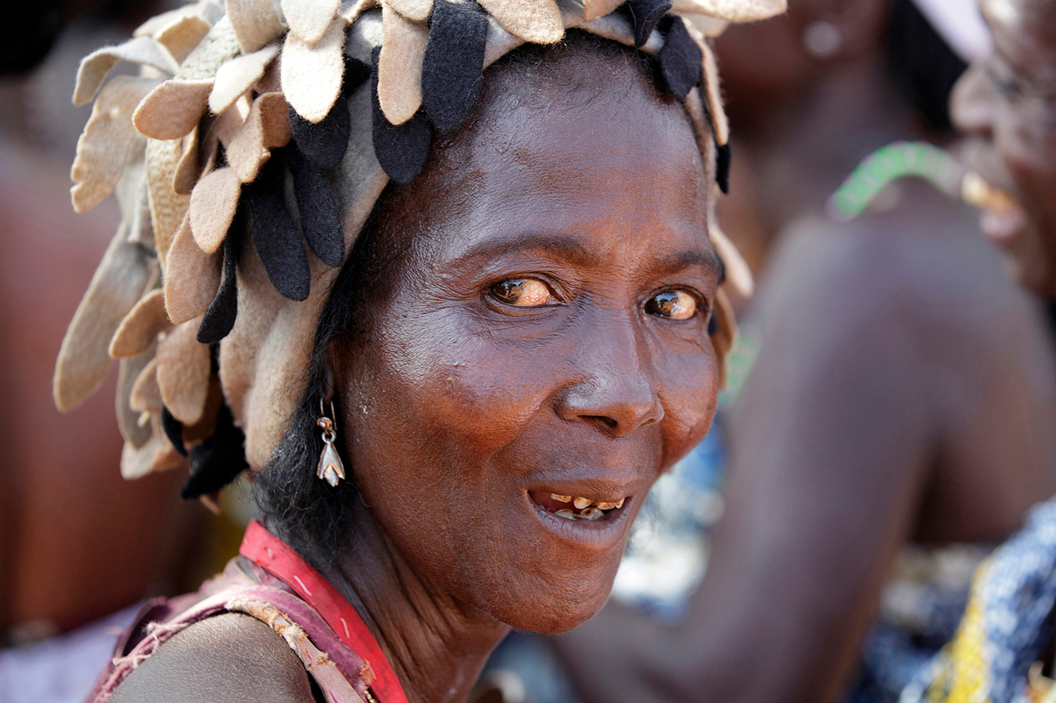 Femme initiée du culte Zangbéto au Bénin en 2011