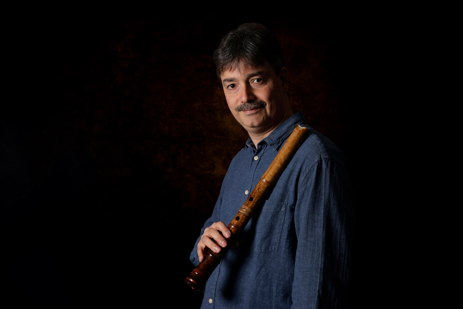 Jean-François Lagrost tenant un shakuhachi lors d’un shooting en 2024 pour le Japanistan Trio