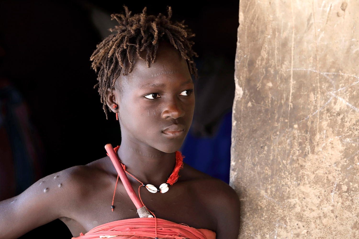 Portrait d’une jeune femme portant des scarifications rituelles au Bénin en 2017