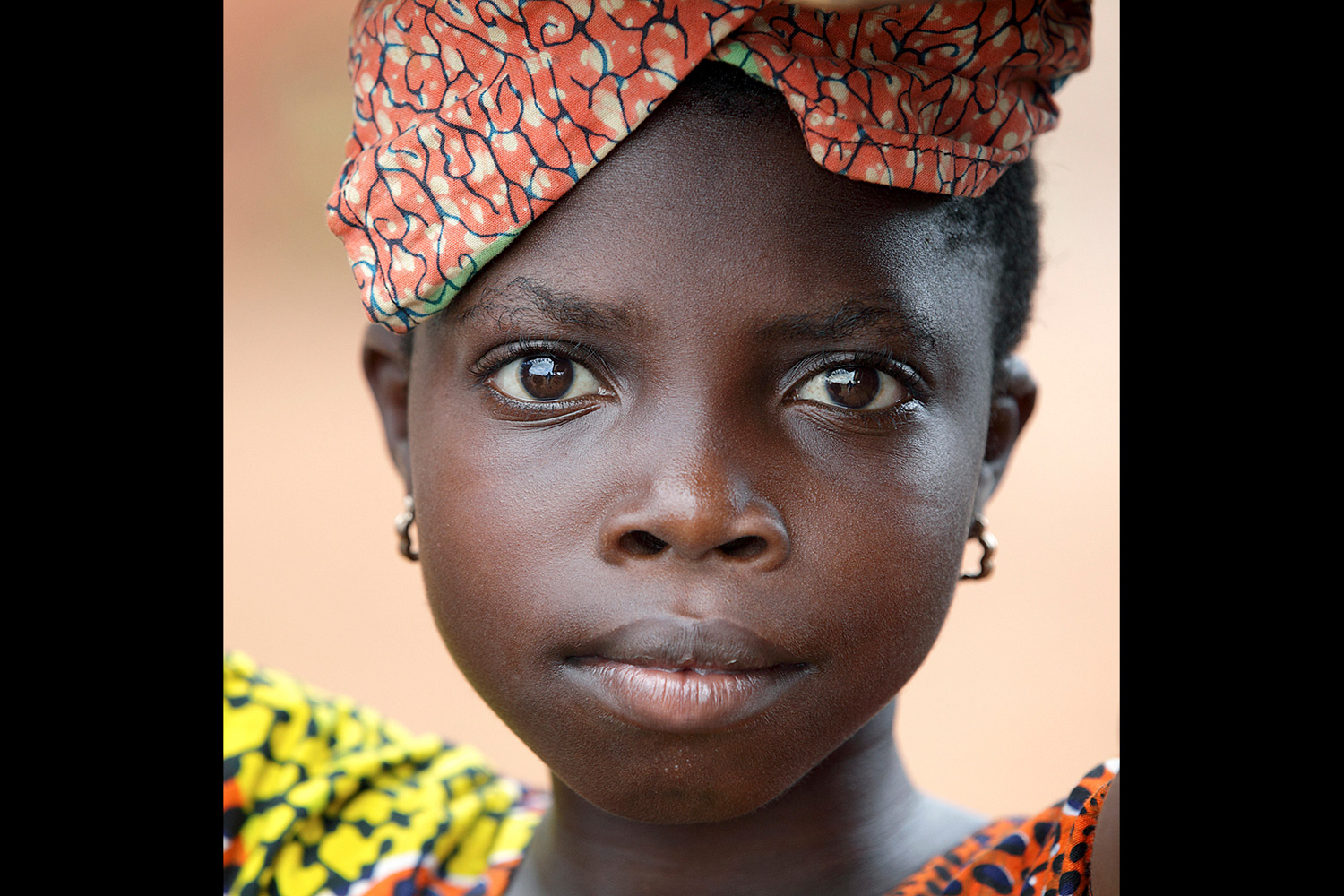 Jeune fille portant une charge sur la tête au Bénin en 2011