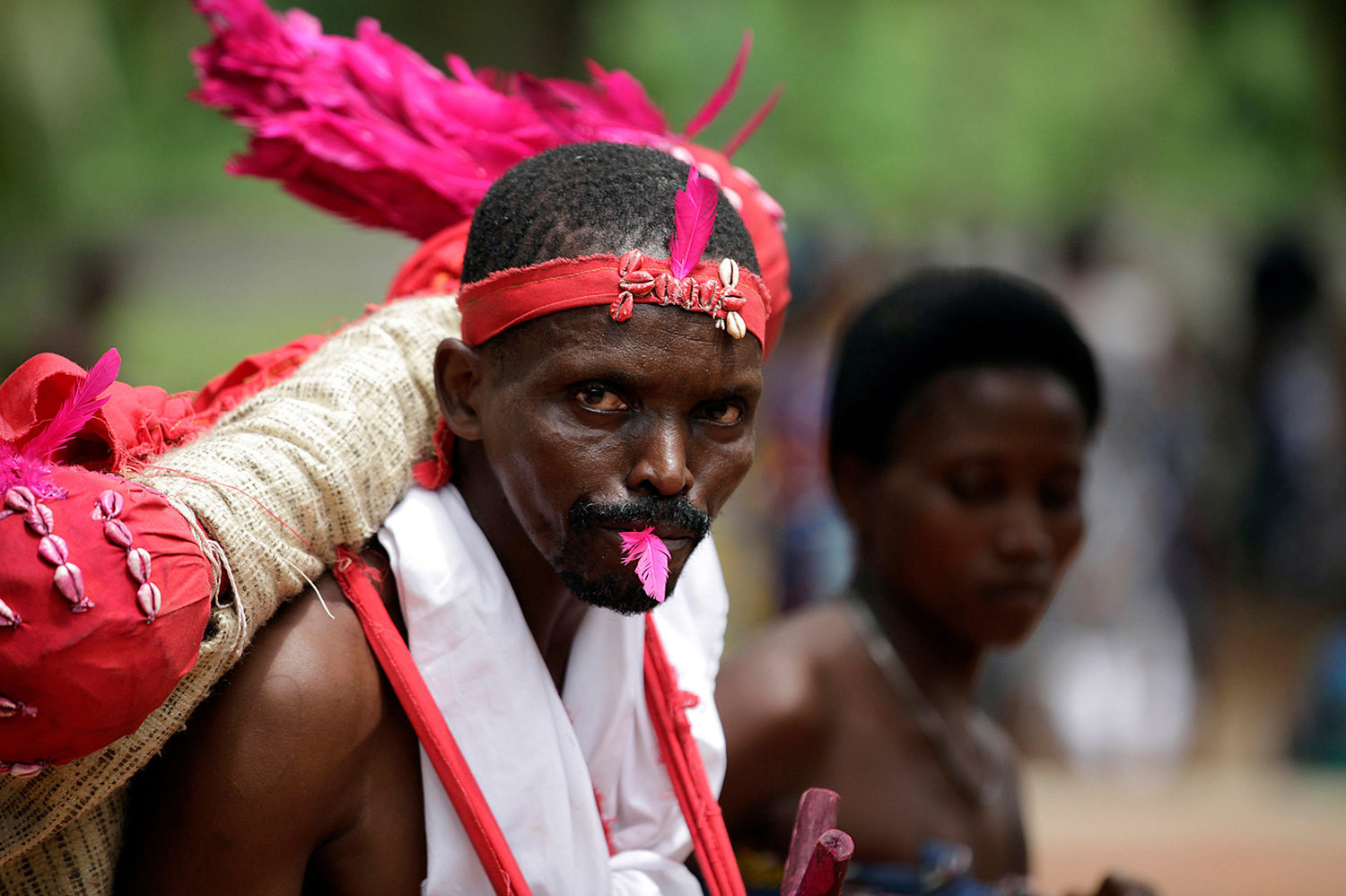 Homme Kponhinto avec une plume dans la bouche au Bénin en 2011