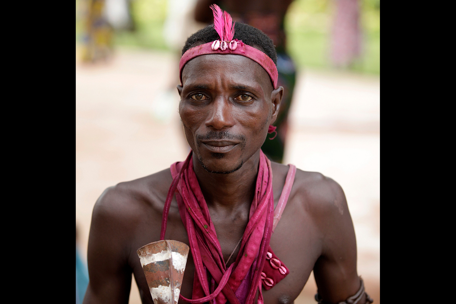 Homme Kponhinto sans sa cape rituelle au Bénin en 2011