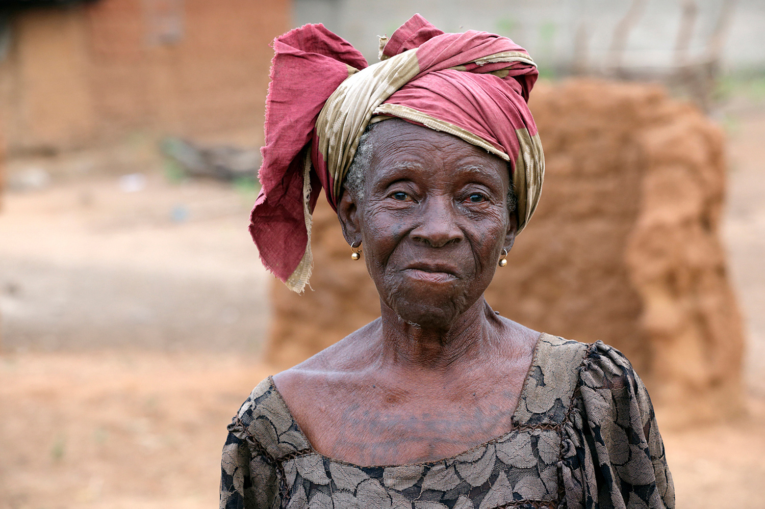 Vieille femme, ancienne danseuse initiée au vaudou au Bénin en 2015