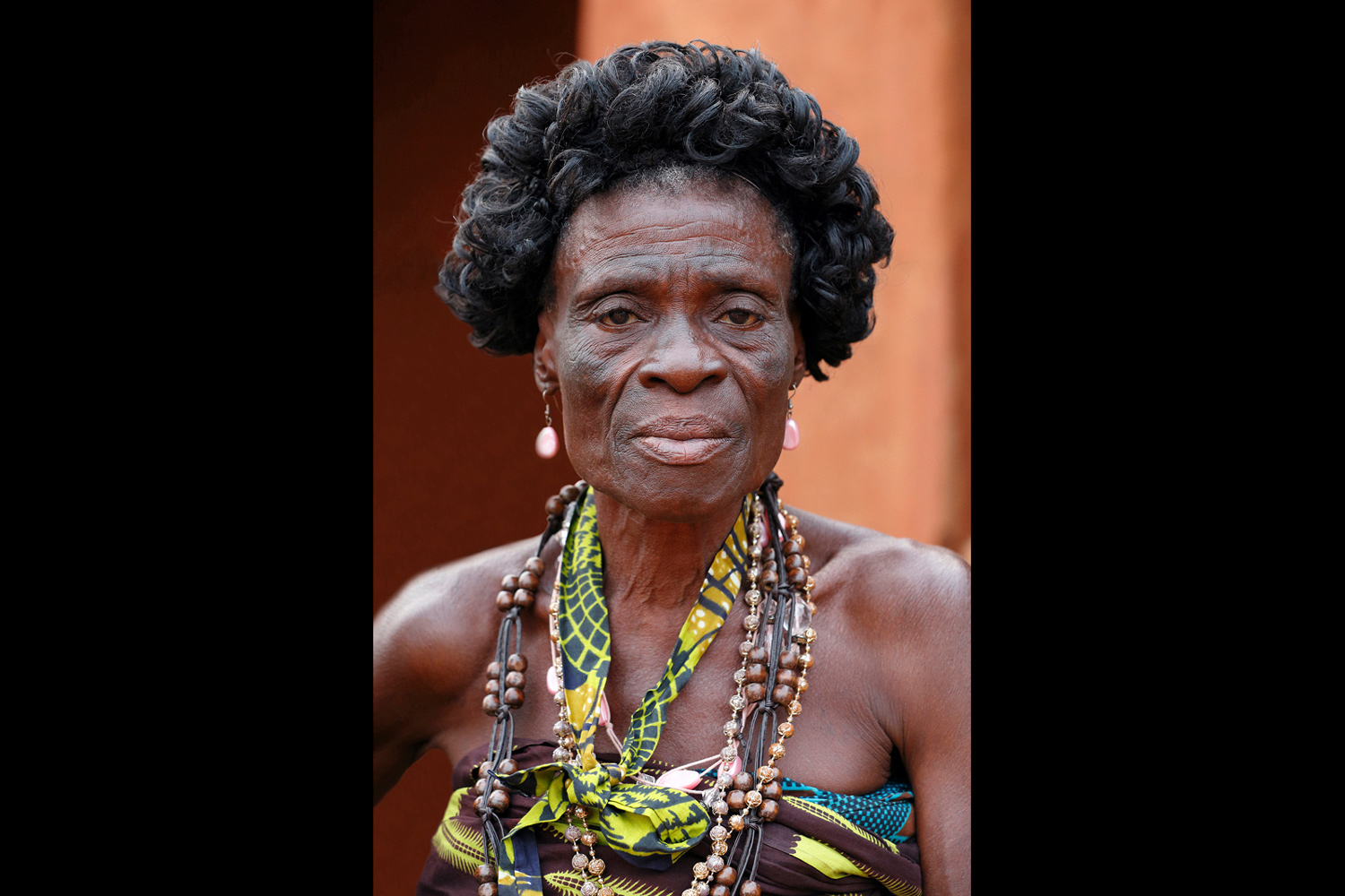 Vieille femme aux cheveux frisés à la sortie d’une cérémonie de la cour royale d’Abomey au Bénin en 2013