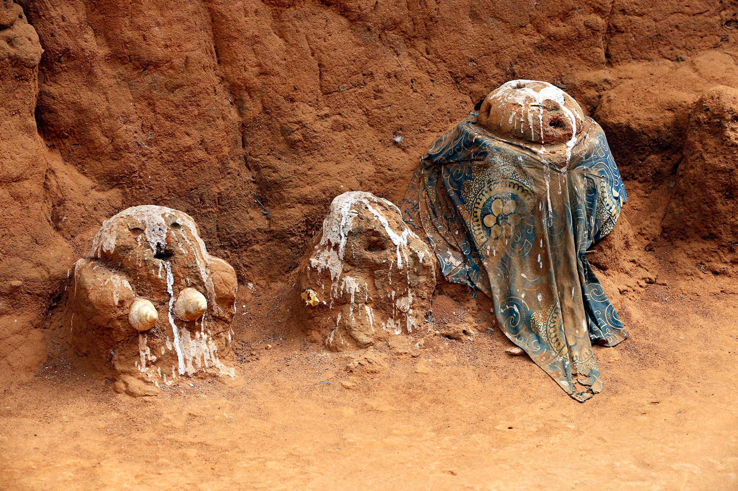 Trois Legba dans le vaudou béninois en 2013