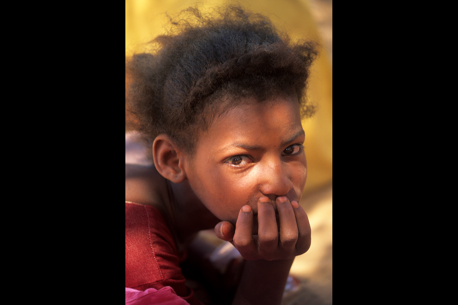 Fillette pensive dans la ville de Ouadane en Mauritanie en 2001