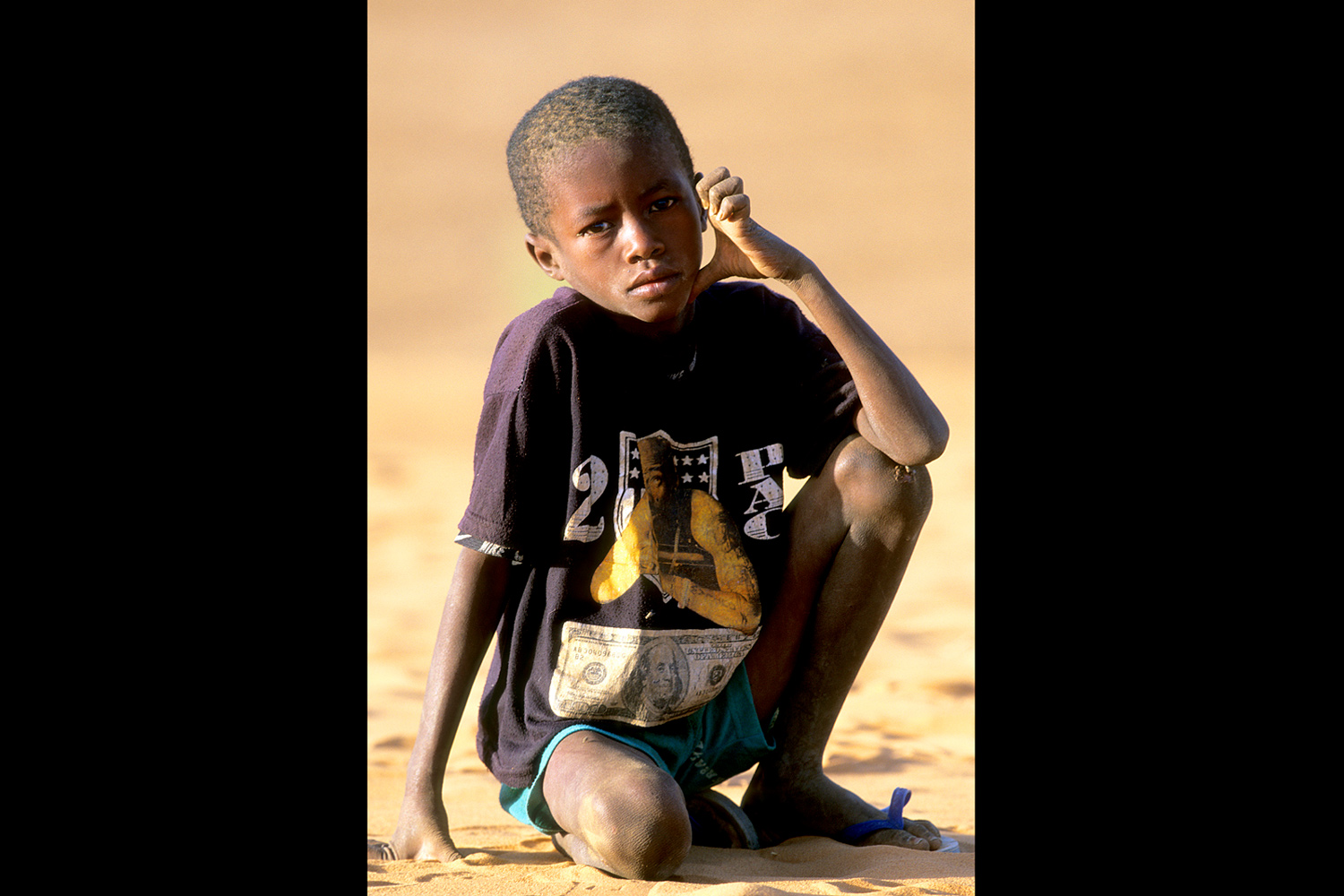Jeune garçon portant un t-shirt de 2Pac en Mauritanie en 2002