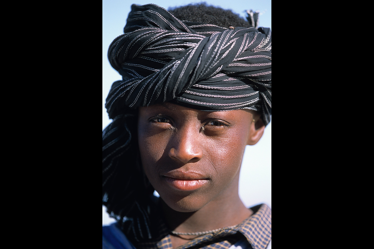 Jeune garçon portant un turban dans la région de l’Adrar en Mauritanie en 2003