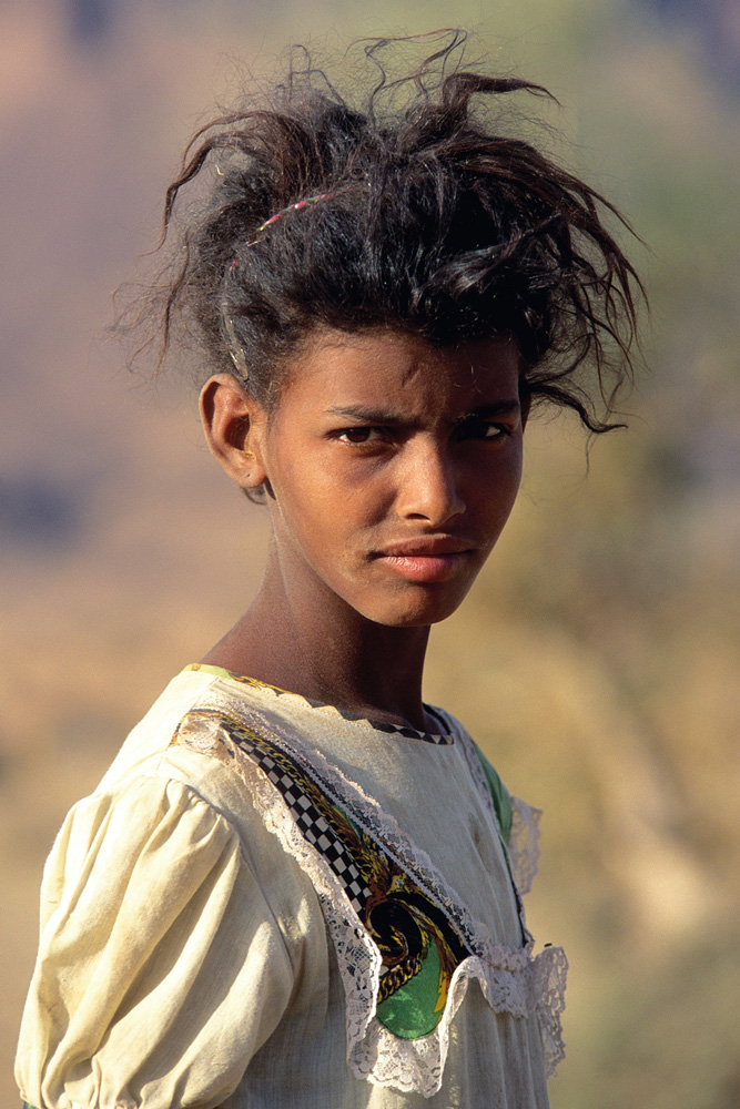 Fillette aux cheveux échevelés en Mauritanie en 2000.